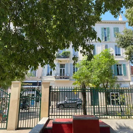 Chic Spacious 2br Few Steps From The Center شقة كان